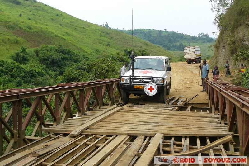 Route Bukavu/Uvira - Les escarpements - Passage de pont
Mots-clés: Pont Ruines voiture