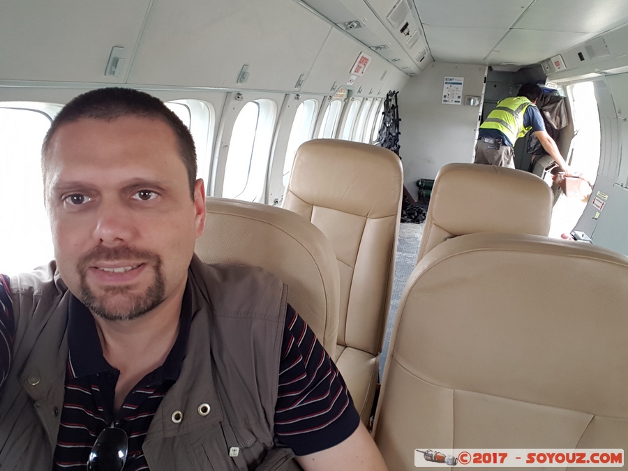 Personal Flight
Mots-clés: COD geo:lat=-2.16805556 geo:lon=27.93166667 geotagged Kampala République Démocratique du Congo Sud-Kivu avion