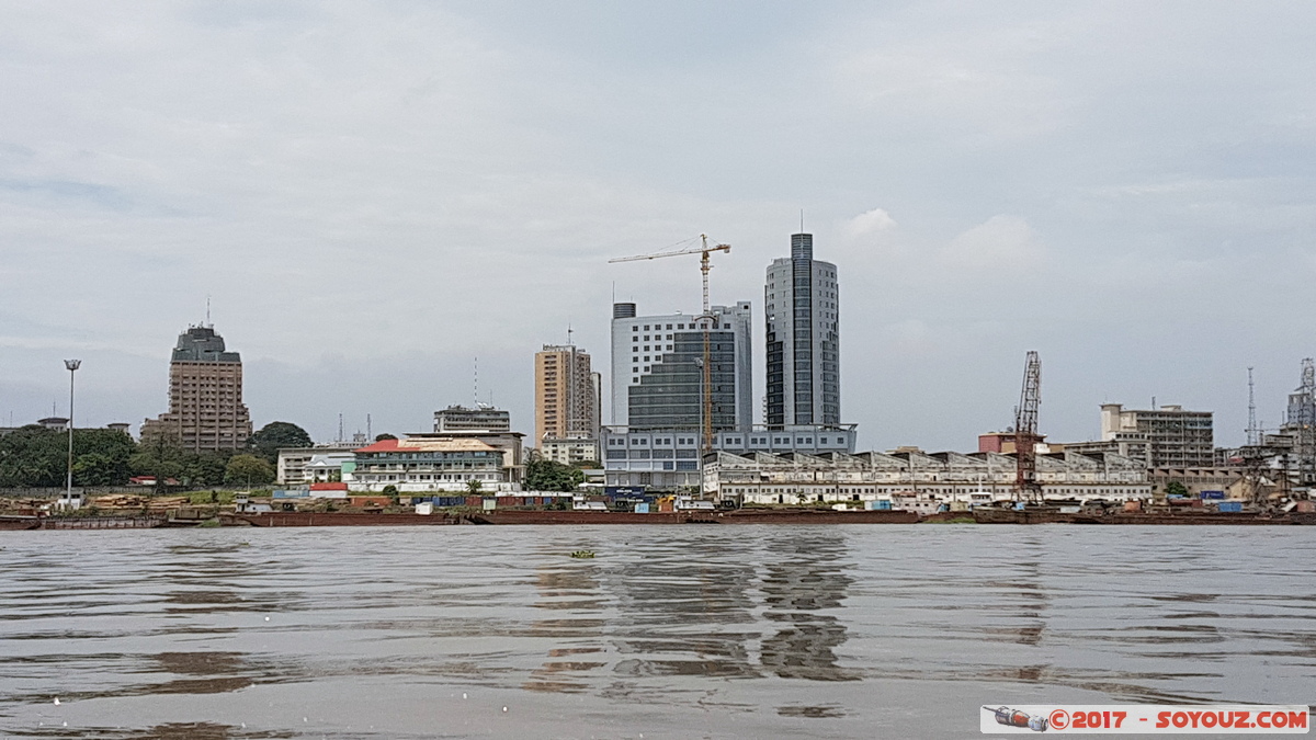Brazzaville - Traversée du Fleuve Congo - Vue sur Kinshasa
Mots-clés: geo:lat=-4.29138889 geo:lon=15.31305556 geotagged Congo Riviere