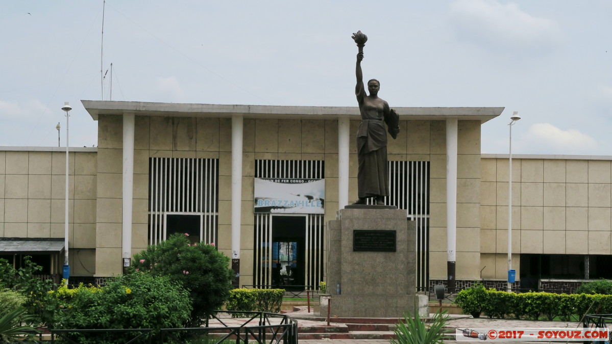Brazzaville - Gare
Mots-clés: Brazzaville COG geo:lat=-4.27044646 geo:lon=15.28897226 geotagged République du Congo Gare sculpture statue