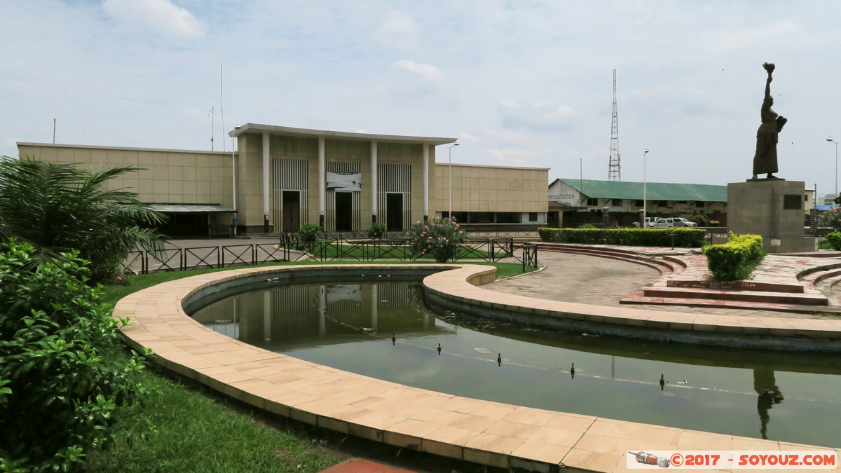 Brazzaville - Gare
Mots-clés: Brazzaville COG geo:lat=-4.27015758 geo:lon=15.28851092 geotagged République du Congo Gare statue
