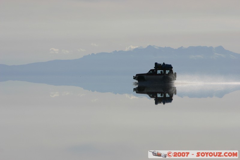 Salar de Uyuni- reflets sur le Salar pendant la saison des pluies
4x4 sur le salar
Mots-clés: voiture