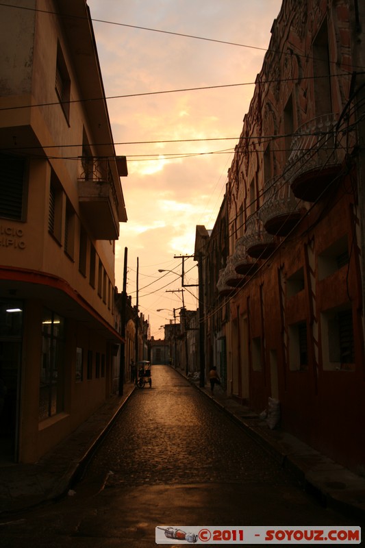 Camaguey - Avenida Republica
Mots-clés: CamagÃ¼ey CUB Cuba geo:lat=21.38346299 geo:lon=-77.91665912 geotagged patrimoine unesco sunset Nuages
