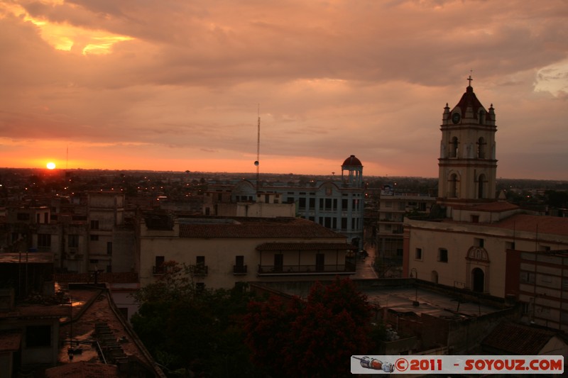 Camaguey - Puesta de sol desde el Gran Hotel
Mots-clés: CamagÃ¼ey CUB Cuba geo:lat=21.38177962 geo:lon=-77.91745841 geotagged patrimoine unesco sunset