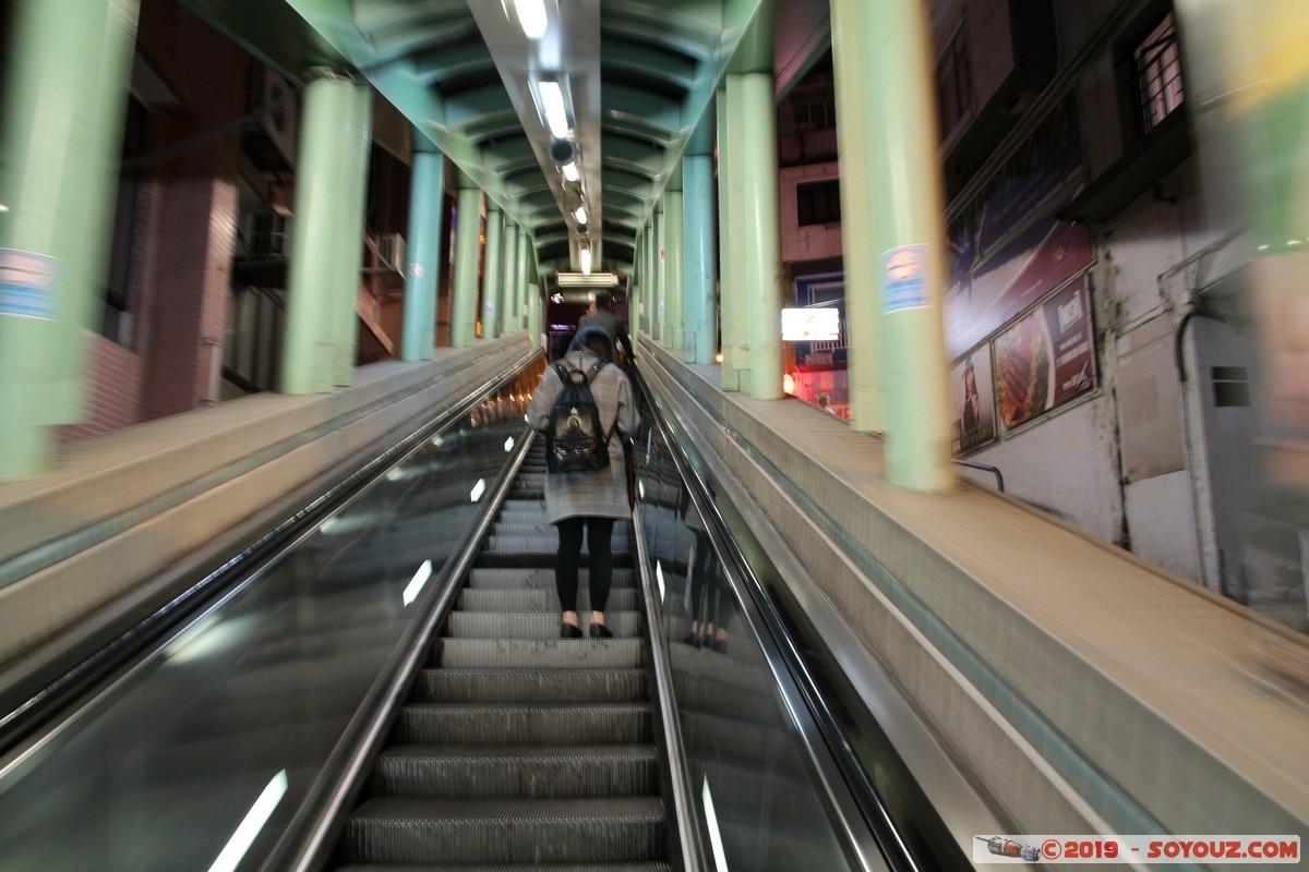 Hong Kong by night - Central-Mid-Levels escalators
Mots-clés: Central and Western Central District geo:lat=22.28140306 geo:lon=114.15292194 geotagged HKG Hong Kong Nuit Central-Mid-Levels escalators Escalier