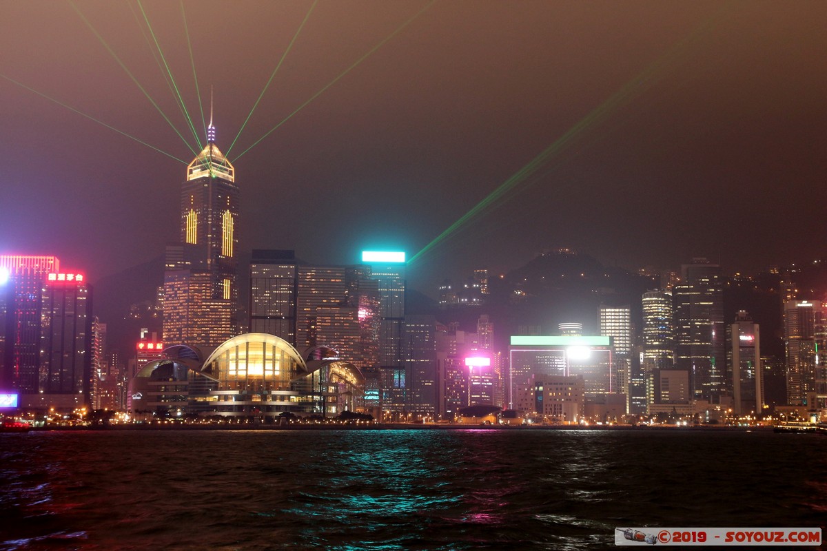 Hong Kong by night - Kowloon - A Symphony of Lights
Mots-clés: geo:lat=22.29322222 geo:lon=114.17242504 geotagged HKG Hong Kong Tsim Sha Tsui Yau Tsim Mong Kowloon Public Pier A Symphony of Lights skyline skyscraper Nuit Victoria Harbour