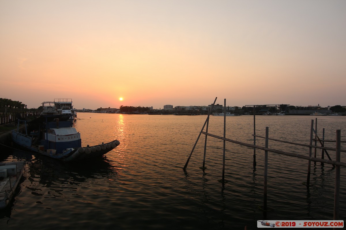 Tainan - Anping Fisherman's Wharf at sunset
Mots-clés: Gangziwei geo:lat=22.99597754 geo:lon=120.16321246 geotagged Taiwan TWN Anping Fisherman's Wharf sunset Mer