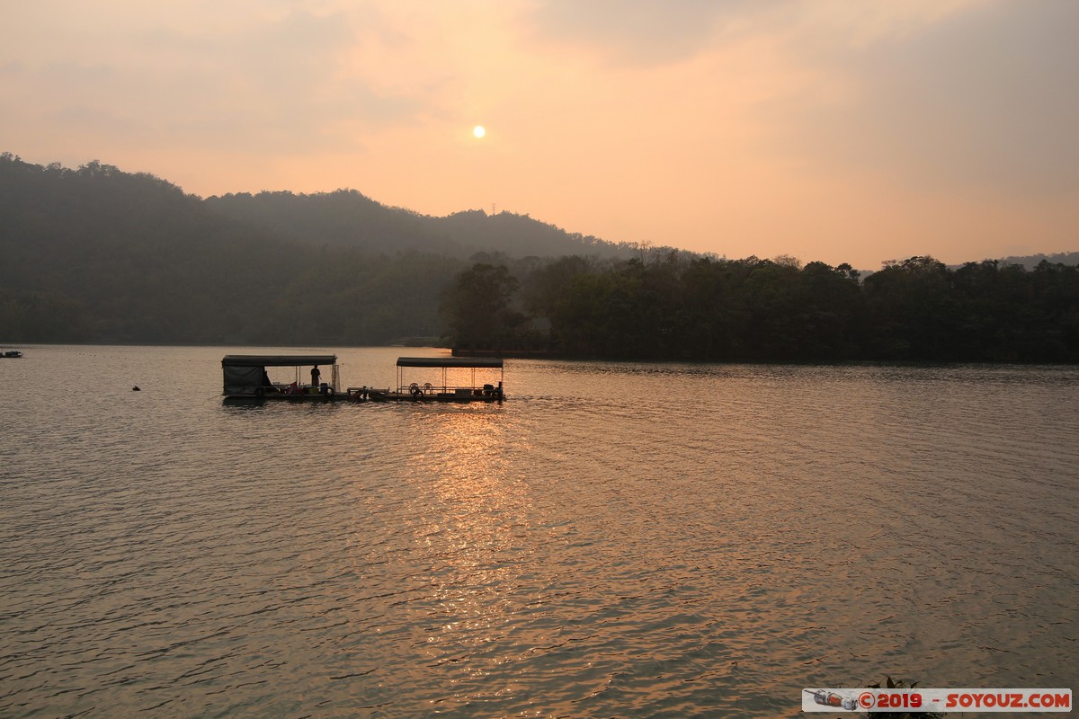 Sun Moon Lake - Shueishe  - Sunset
Mots-clés: geo:lat=23.86254010 geo:lon=120.90642343 geotagged Shuiwei Taiwan TWN Nantou County Sun Moon Lake Shueishe sunset Lac bateau