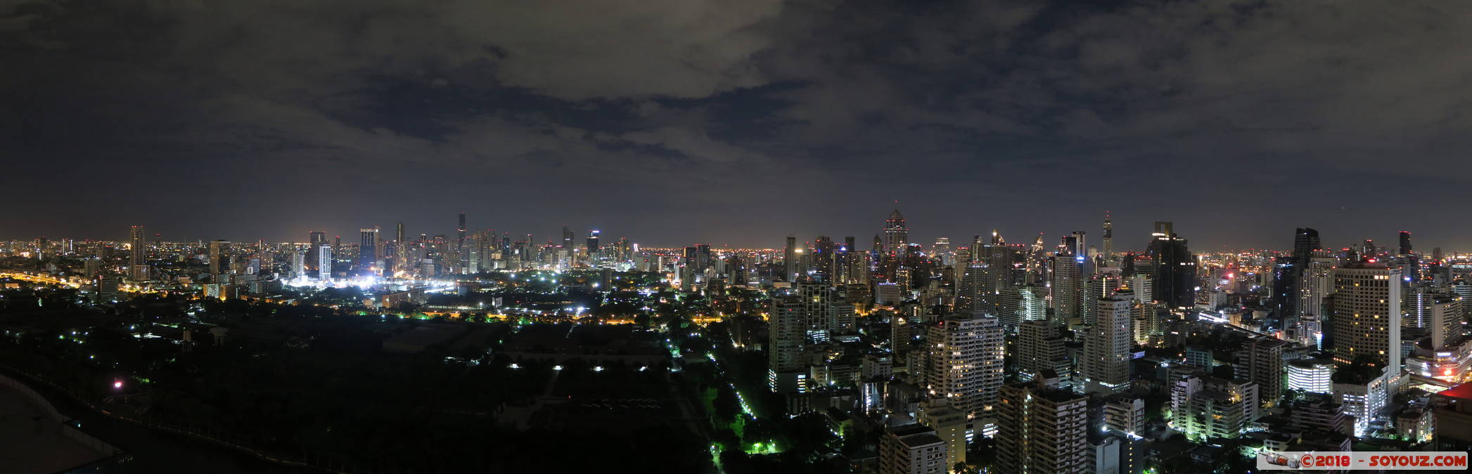 Bangkok by Night - Panorama on the city from 35th Floor
Mots-clés: Bang Rak Bangkok geo:lat=13.73315274 geo:lon=100.56057304 geotagged Sukhumvit THA Thaïlande Nuit skyscraper panorama