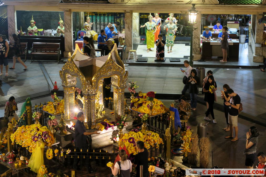 Bangkok by Night - Erawan Shrine
Mots-clés: Bang Rak Bangkok geo:lat=13.74451779 geo:lon=100.54040149 geotagged Pratunam THA Thaïlande Nuit Erawan Shrine Boudhiste