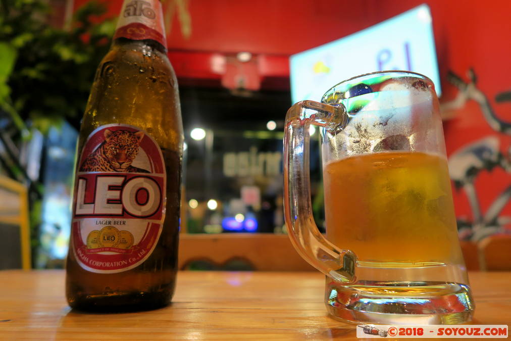 Bangkok by Night - Cold Beer Leo
Mots-clés: Bang Rak Bangkok geo:lat=13.72978377 geo:lon=100.56103706 geotagged Sukhumvit THA Thaïlande Nuit Sukhumvit Soi 16 Nourriture Lumiere