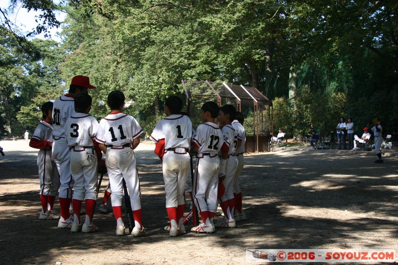 Kyoto Gosho - enfants jouant au base-ball
