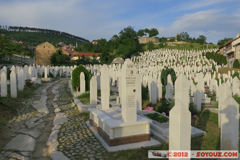 Sarajevo - Sehidsko spomen mezarje Kovaci (Martyr´s memorial cemetery Kovaci) 
Mots-clés: Bazen Lipa BIH Bosnie HerzÃ©govine geo:lat=43.86120667 geo:lon=18.43464000 geotagged Kovaci cimetiere sunset
