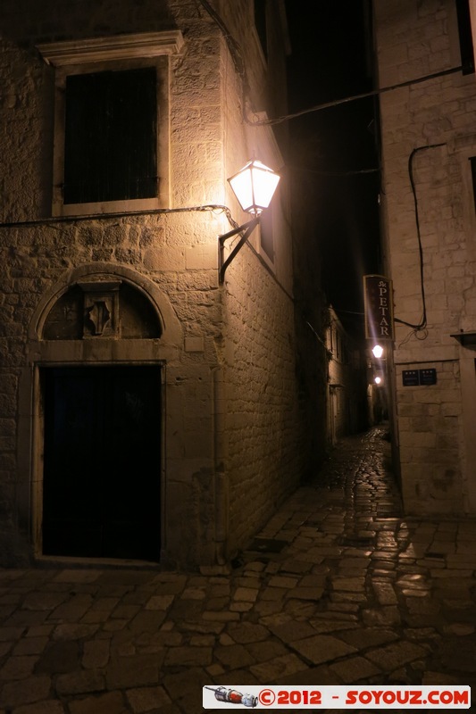 Trogir by Night - Momarska Ulica
Mots-clés: Croatie geo:lat=43.51632241 geo:lon=16.24963575 geotagged HRV Splitsko-Dalmatinska Trogir Nuit medieval patrimoine unesco