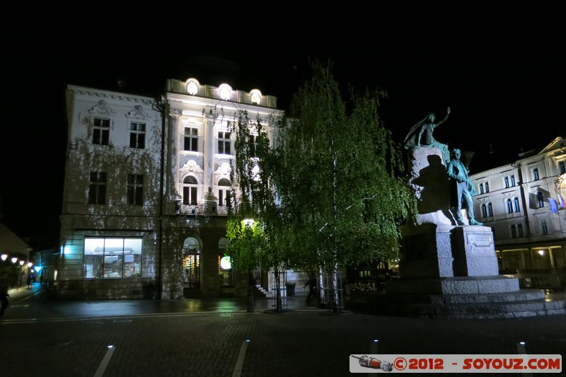 Ljubljana by night - Presernov trg
Mots-clés: geo:lat=46.05143184 geo:lon=14.50609263 geotagged Ljubljana SlovÃ¨nie SVN Slovenie Nuit