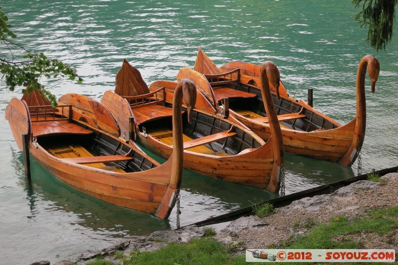Bled - Lake - Swan boats
Mots-clés: Bled geo:lat=46.36245084 geo:lon=14.08144402 geotagged Krnica SlovÃ¨nie SVN Slovenie Lac