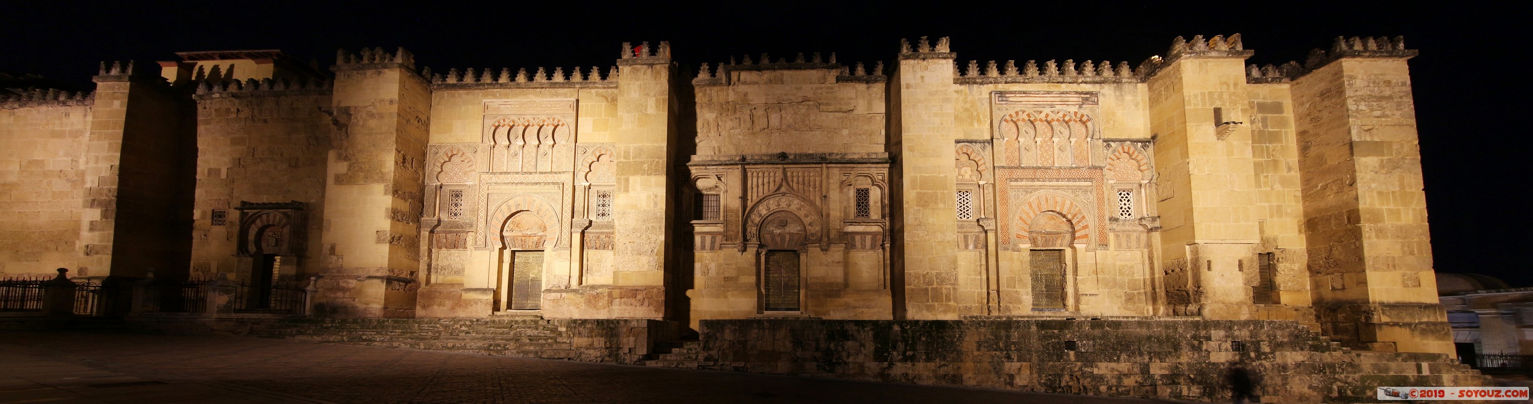 Cordoba by Night - Mezquita-Catedral
Mots-clés: Andalucia Córdoba ESP Espagne Terrenos Del Castillo (Cordoba) Nuit Mezquita-Catedral Eglise Mosque patrimoine unesco panorama