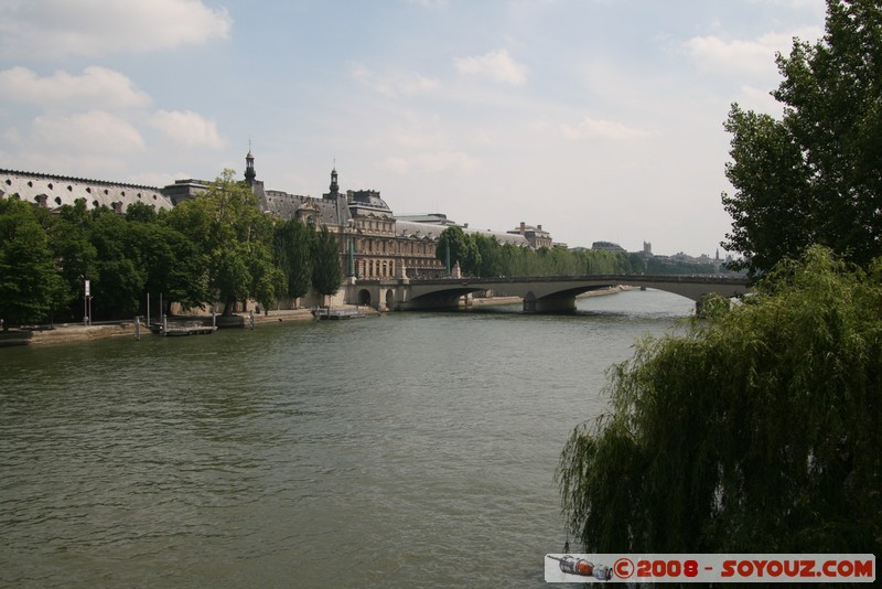 Paris - Musee du Louvre et Pont du Carrousel
Quai Malaquais, 75006 6?me Arrondissement Paris, Paris, France
