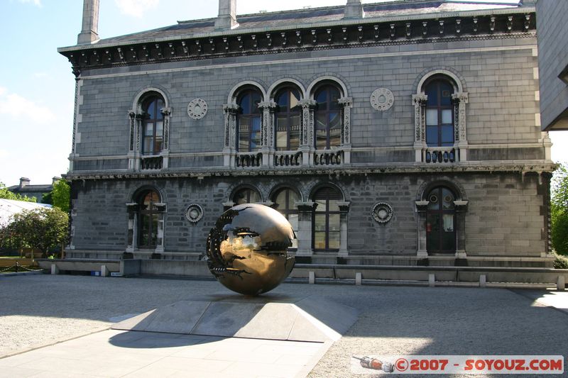 sphere within sphere de Arnoldo Pomodoro
