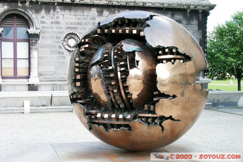 Dublin - Trinity College - sphere within sphere
Sculpture de Arnaldo Pomodoro.
