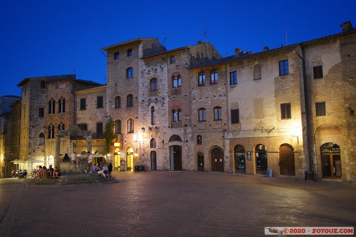 San Gimignano by  night - Piazza della Cisterna
Mots-clés: geo:lat=43.46750744 geo:lon=11.04355654 geotagged ITA Italie San Gimignano Toscana Nuit Piazza della Cisterna
