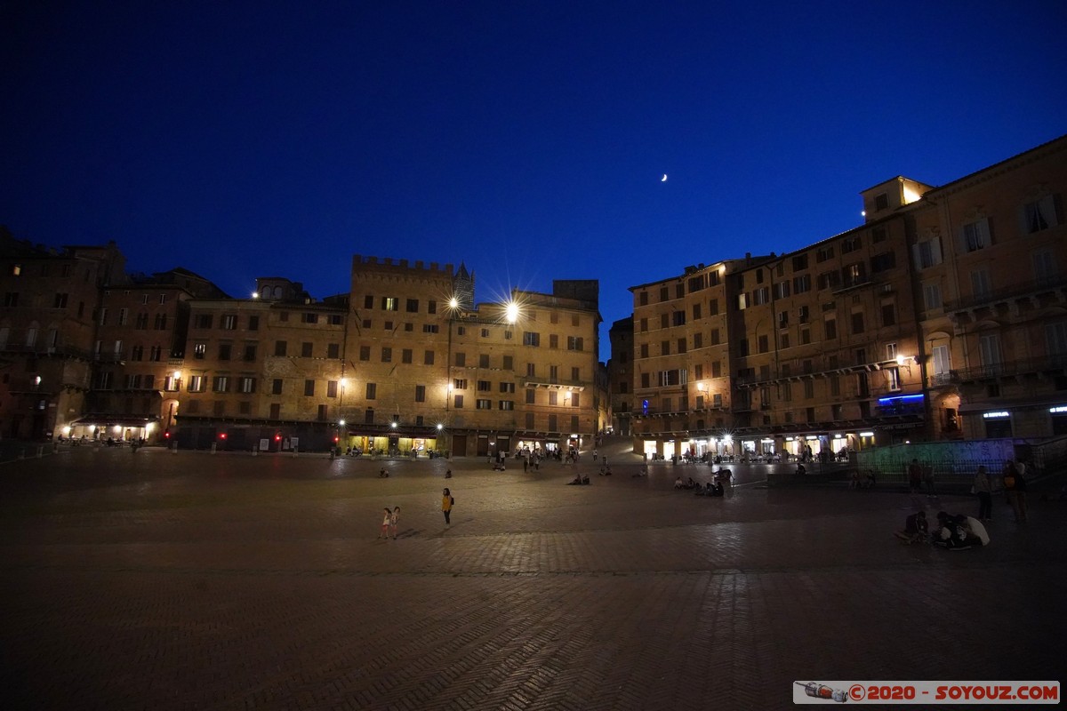 Siena by night - Piazza del Campo
Mots-clés: geo:lat=43.31861167 geo:lon=11.33200250 geotagged ITA Italie Siena Toscana patrimoine unesco Piazza del Campo Nuit Lune