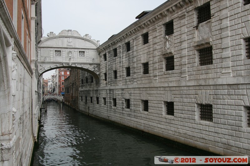 Venezia - Ponte dei Sospiri
Mots-clés: geo:lat=45.43359365 geo:lon=12.34100543 geotagged ITA Italie SestiÃ¨re di San Marco Veneto Venezia patrimoine unesco Pont