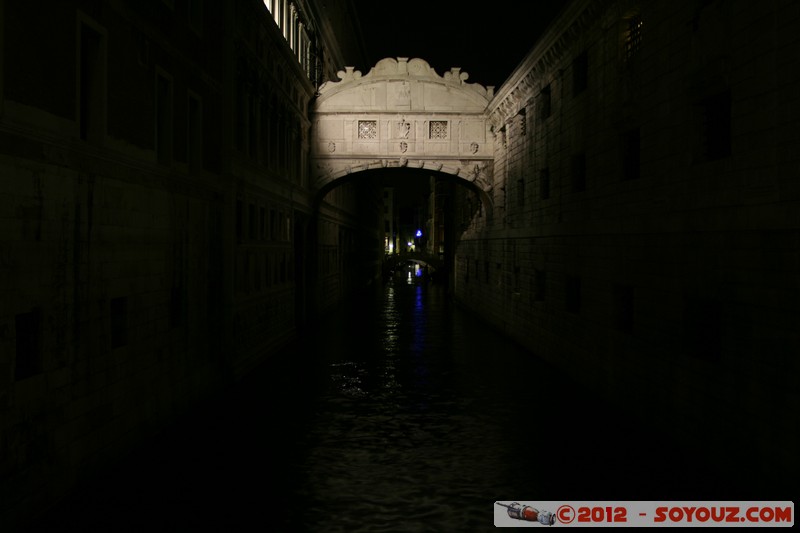 Venezia di notte - Ponte dei Sospiri
Mots-clés: geo:lat=45.43365833 geo:lon=12.34106667 geotagged ITA Italie SestiÃ¨re di San Marco Veneto Venezia patrimoine unesco Nuit Pont