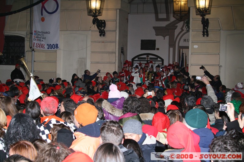 Storico Carnevale di Ivrea - Piazza di Citta -  La Mugnaia
Mots-clés: Nuit