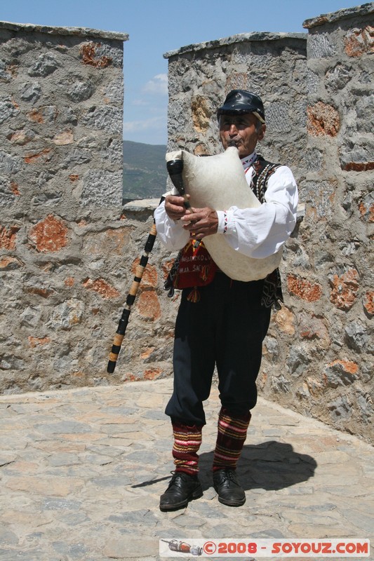 Ohrid - Samuilâ��s Fortress - Gaida (Cornemuse) player
Mots-clés: patrimoine unesco musique chateau Ruines
