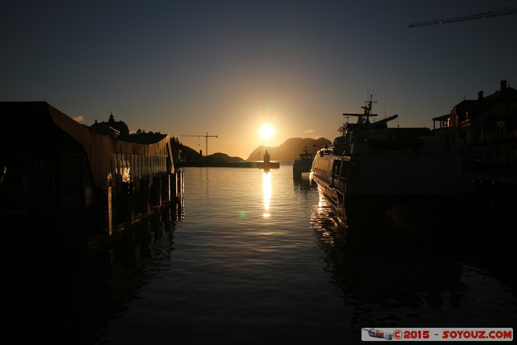 Alesund - Harbour - Sunset
Mots-clés: lesund geo:lat=62.47487320 geo:lon=6.15539260 geotagged More og Romdal NOR Norvège Norway Alesund sunset soleil Lumiere