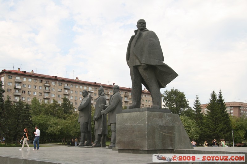 Novosibirsk - Statue de Lenine et soldats
Mots-clés: Communisme lenine statue