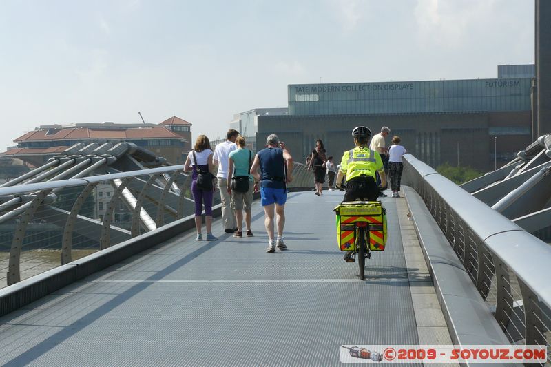 London - The City - Millennium Bridge - bicycle ambulance
Trig Ln, City of London, EC4V 3, UK
Mots-clés: Millennium Bridge