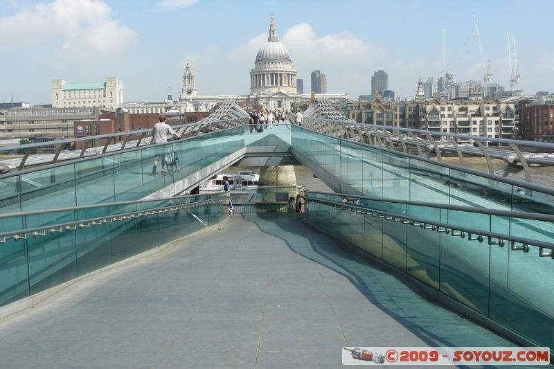 London - The City - Millennium Bridge and St Paul's Cathedral
Bankside Jetty, Camberwell, Greater London SE1 9, UK
Mots-clés: Millennium Bridge Eglise St Paul's Cathedral